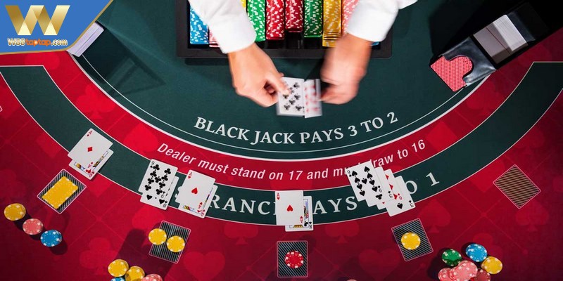 Blackjack là trò chơi bài mục tiêu là đạt tổng điểm các lá bài bằng hoặc gần 21